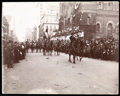 Ansicht von Gouverneur Theodore Roosevelt, der Truppe A in der Dewey Parade auf der Fifth Avenue, New York, 1899 anführt (Silbergelatineabzug) von Byron Company